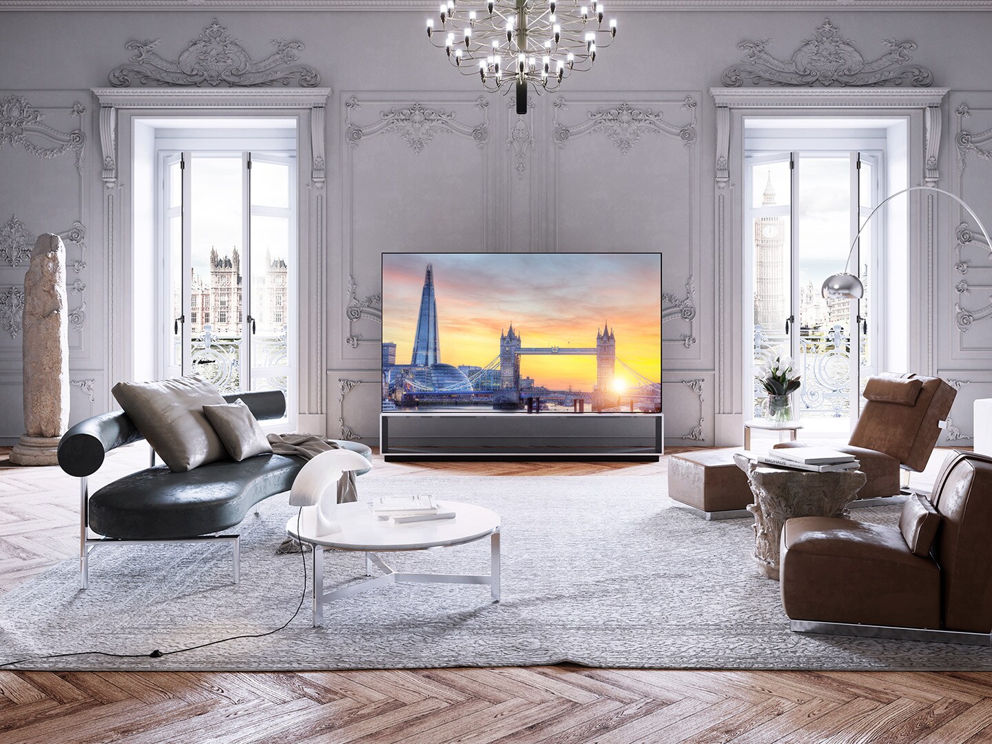 LG SIGNATURE OLED 8K 電視放置在建有維多利亞時代的飛簷和拼花地板的房間內,配以 Flexform 的傢俱物品