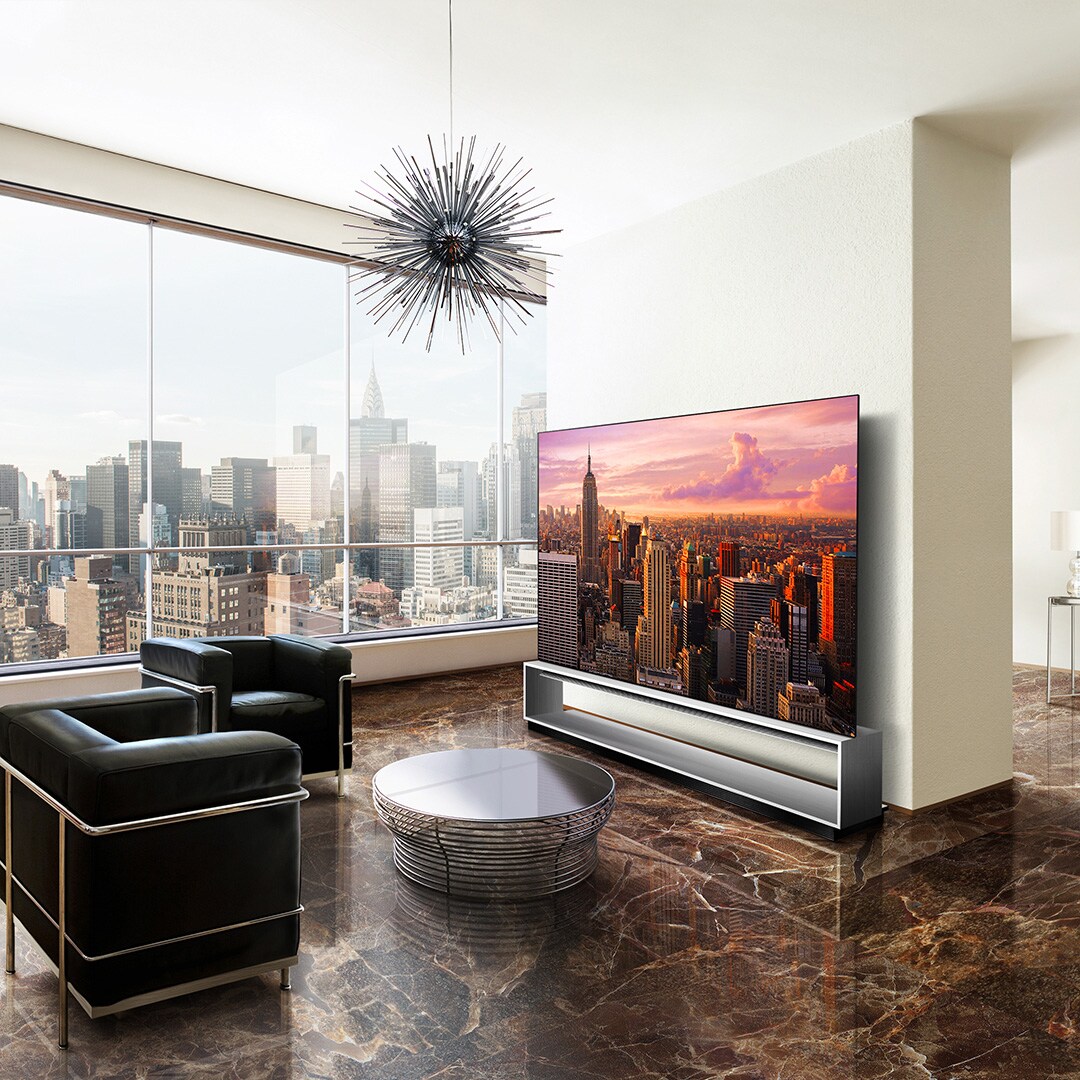 LG SIGNATURE OLED 8K 電視陳列於馬龍皇帝大理石地板上,以城市為背景