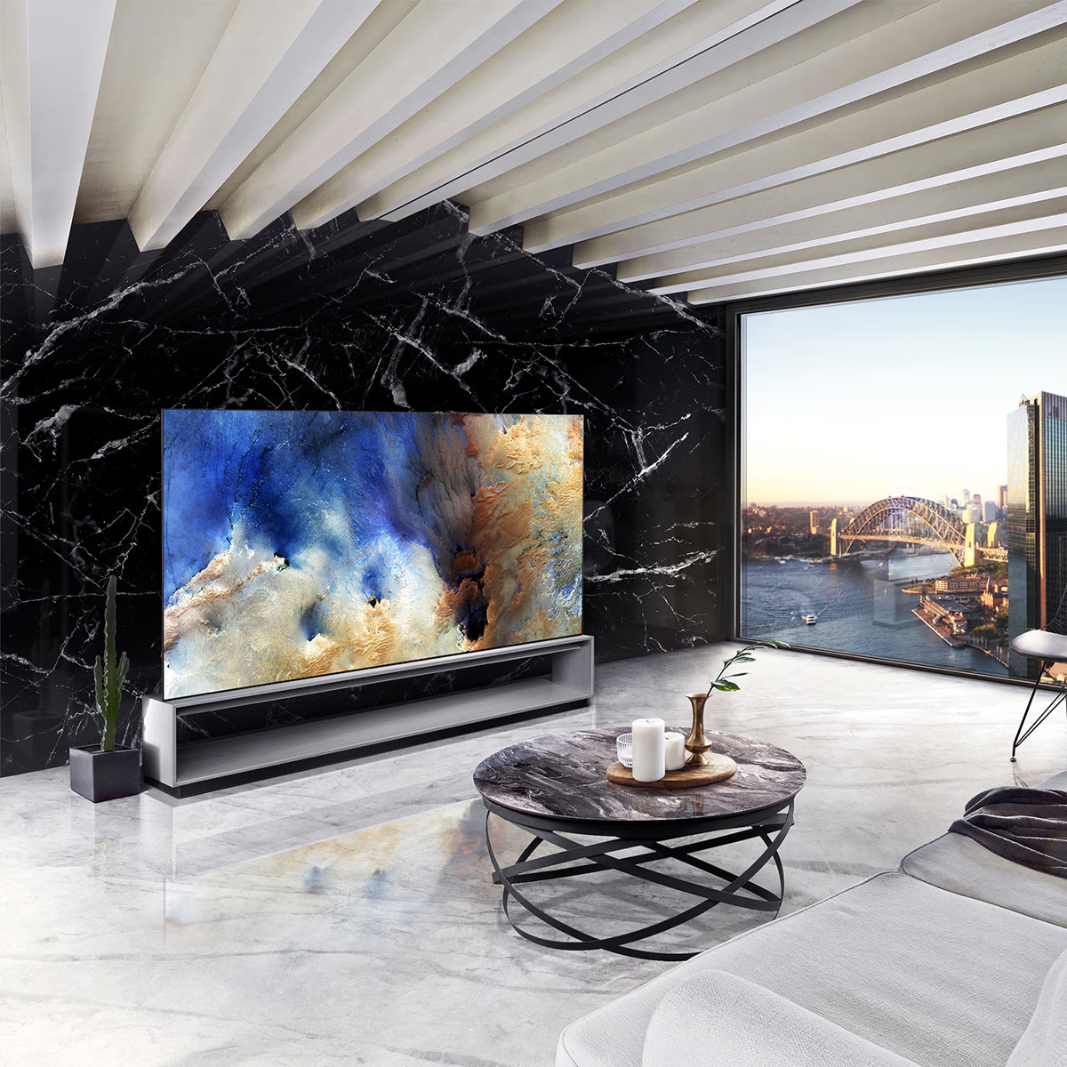LG SIGNATURE OLED 8K 電視陳設於客廳,鋪飾西班牙馬奎納黑色大理石,以城市為背景