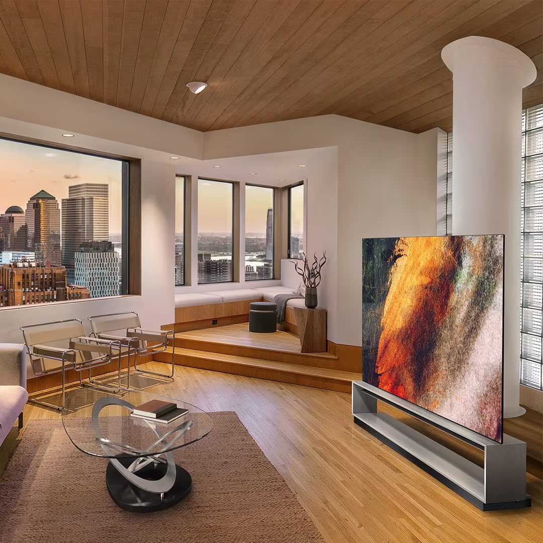 LG SIGNATURE OLED 8K 電視放置於客廳,並以木質植物木材裝飾。