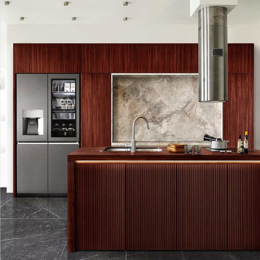 LG SIGNATURE 冰箱放置於廚房,並以巴西玫瑰木裝飾。