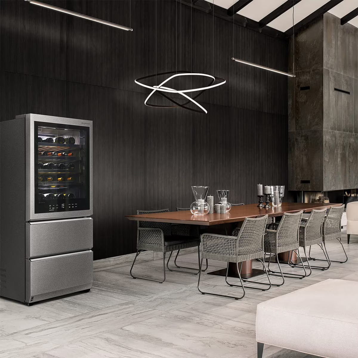 LG SIGNATURE 冰酒櫃放置於宴會廳,並以非洲黑木裝飾。