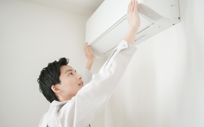 父親與小孩趴在客廳，洋溢笑容享受LG空氣清淨機帶來的潔淨空氣，LG月租美好計畫讓全家人安心使用。