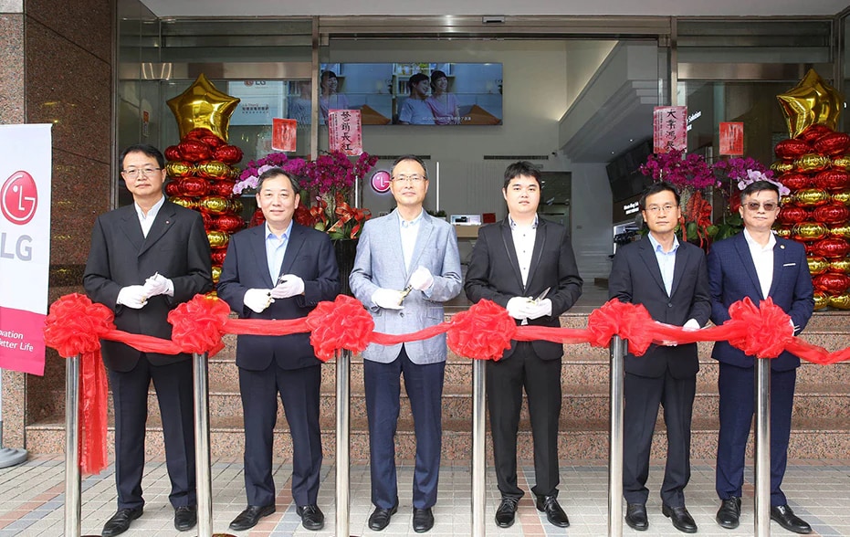六人參加了台中LG商店的開業典禮