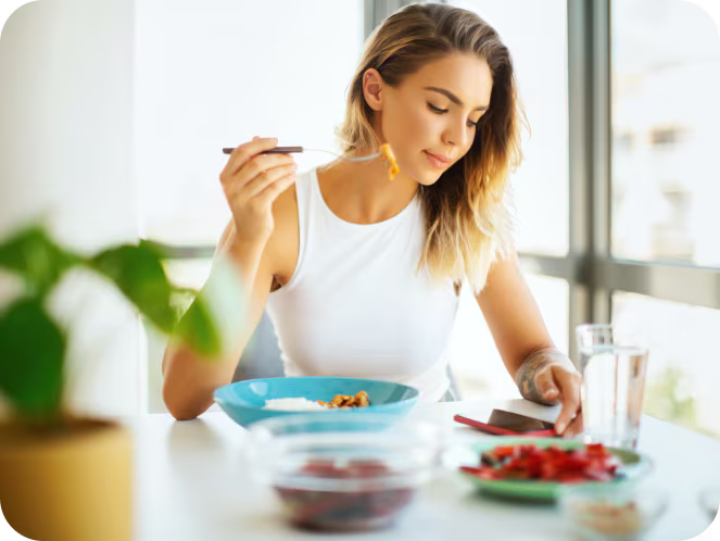 Người phụ nữ đang ăn bữa sáng cân bằng.