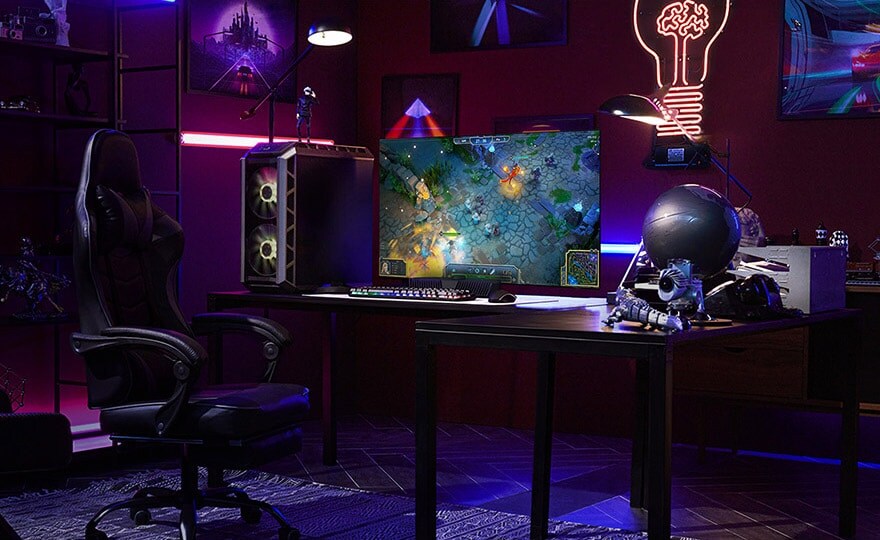Một người đàn ông chơi game trên tivi LG OLED nhỏ nhất trong khi ngồi ở bàn làm việc