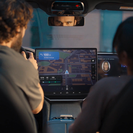 Une scène où LG AI définit la destination à l'intérieur d'une voiture.