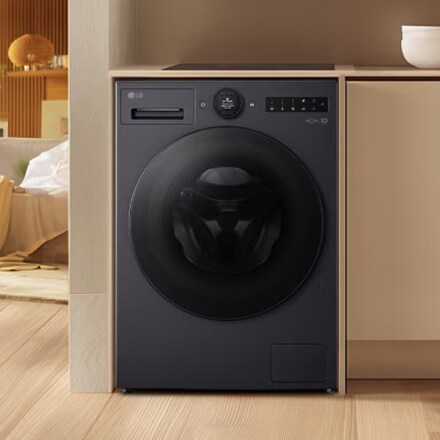 Une machine à laver LG noire est installée, s'intégrant parfaitement à l'espace moderne.