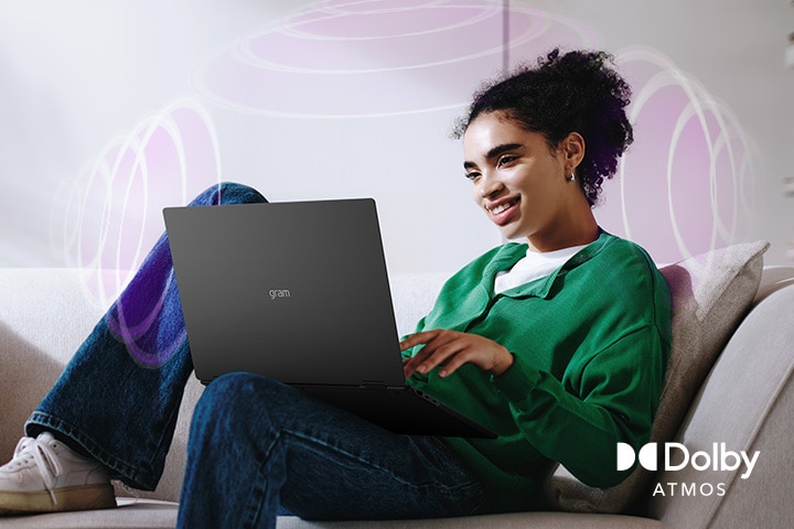Eine Person sitzt auf einer Couch und genießt beeindruckendes Audio, während sie einen LG gram-Laptop benutzt. Der Text hebt die Dolby Atmos-Technologie hervor und betont ein reichhaltiges, umfassendes 360-Grad-Hörerlebnis. Umgebende Klangwellen im Hintergrund stellen die immersive Klanglandschaft visuell dar.