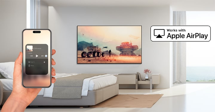 La imagen demuestra que la función AirPlay permite mostrar el contenido de un iPhone en el televisor de la habitación del hotel.