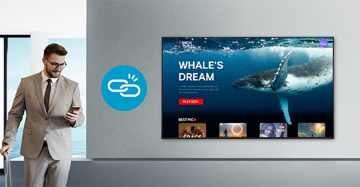 En esta imagen, se reproduce contenido en el televisor mientras un hombre mira su teléfono. El objetivo es demostrar la sincronización del sistema.