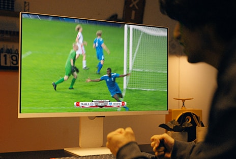 Un jeune homme profite d'un programme de sport dans sa chambre sur le LG MyView Smart Monitor sans PC.