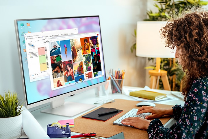 Ajustement du LG MyView Smart Monitor, placé sur le bureau, à un angle confortable par rapport au niveau des yeux pour une bonne utilisation.