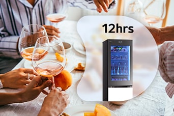 Bild mit einer Szene, in der Wein getrunken wird, begleitet von dem LG MoodUP® Kühlschrank mit der Aufschrift "12hrs".