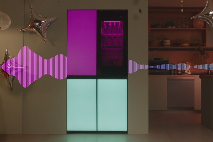Um vídeo em que é reproduzida música e são vistas ondas sonoras por detrás do produto