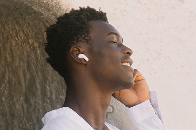 Un hommes portant des écouteurs T90 écoute de la musique en fermant les yeux.