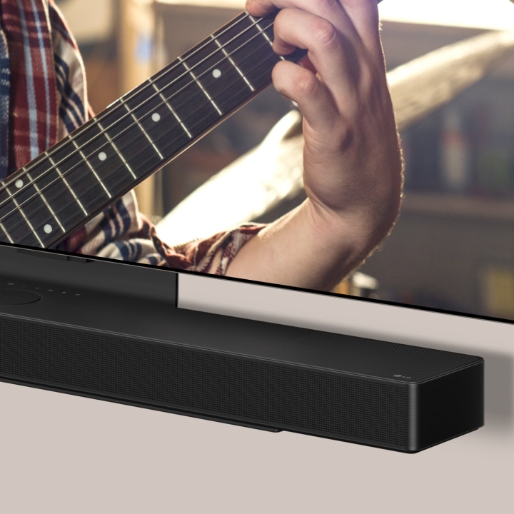 LG OLED TV ve Synergy Bracket’in alttan açılı görünümü. LG Soundbar, Synergy Bracket’in yuvasına yerleşiyor.