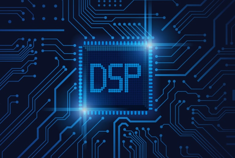 Obrázek polovodičového čipu s textem „DSP“