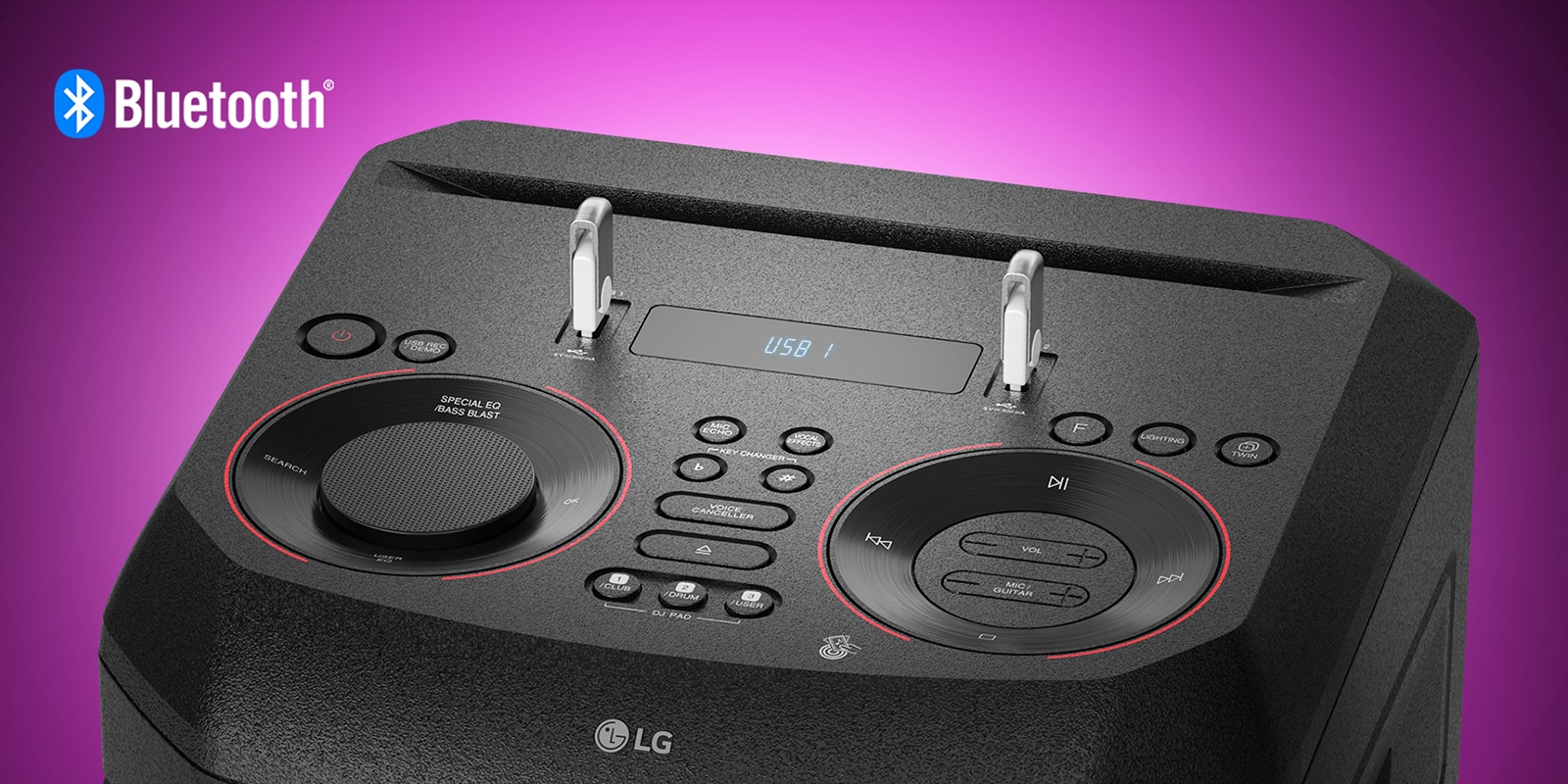 Detail horní části reproduktoru LG XBOOM s ovládáním a se dvěma zapojenými USB. V levém horním rohu je zobrazeno logo Bluetooth.