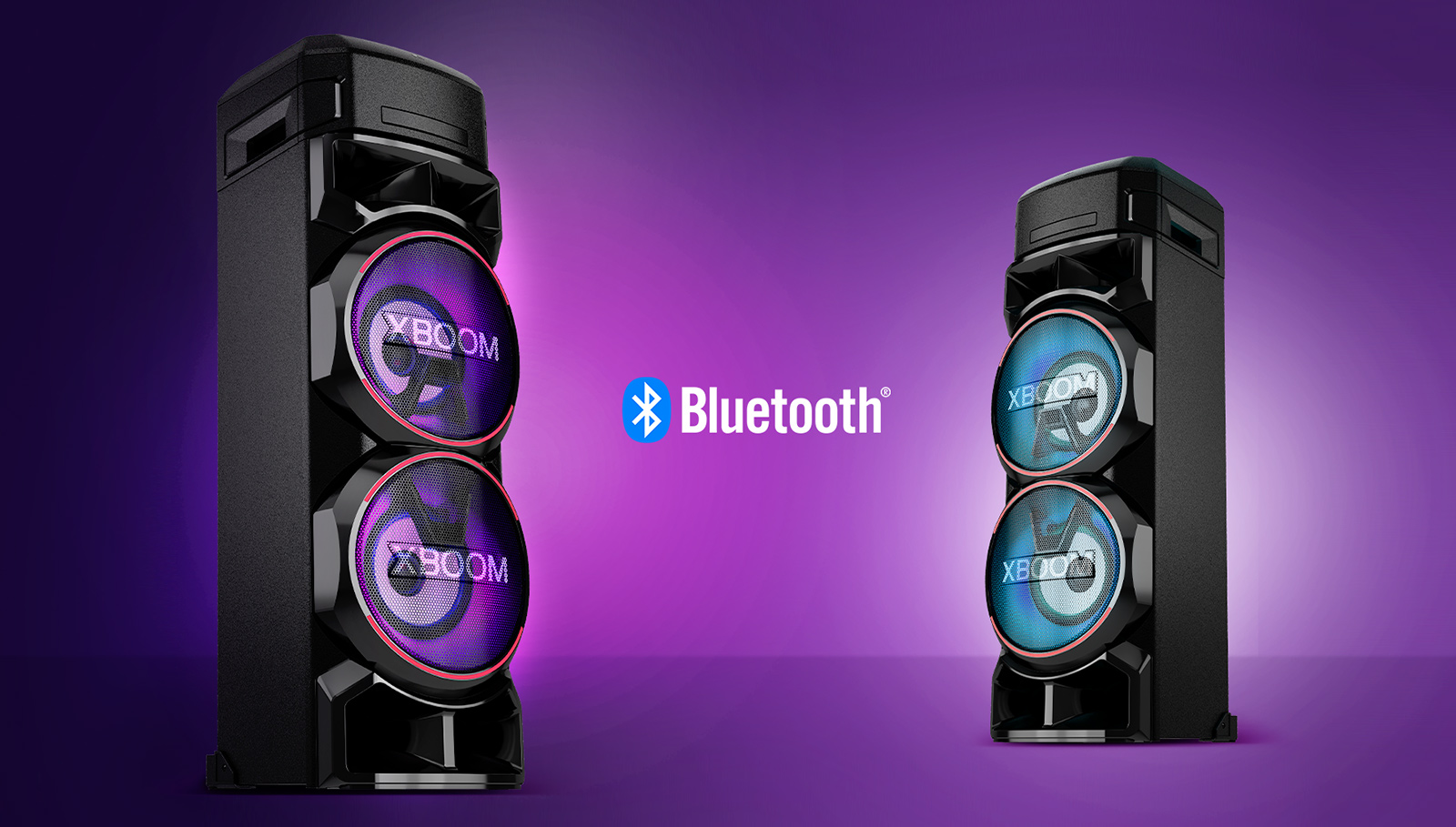 Dva LG XBOOM naproti sobě v šikmých úhlech proti fialovému pozadí s logem Bluetooth mezi nimi.