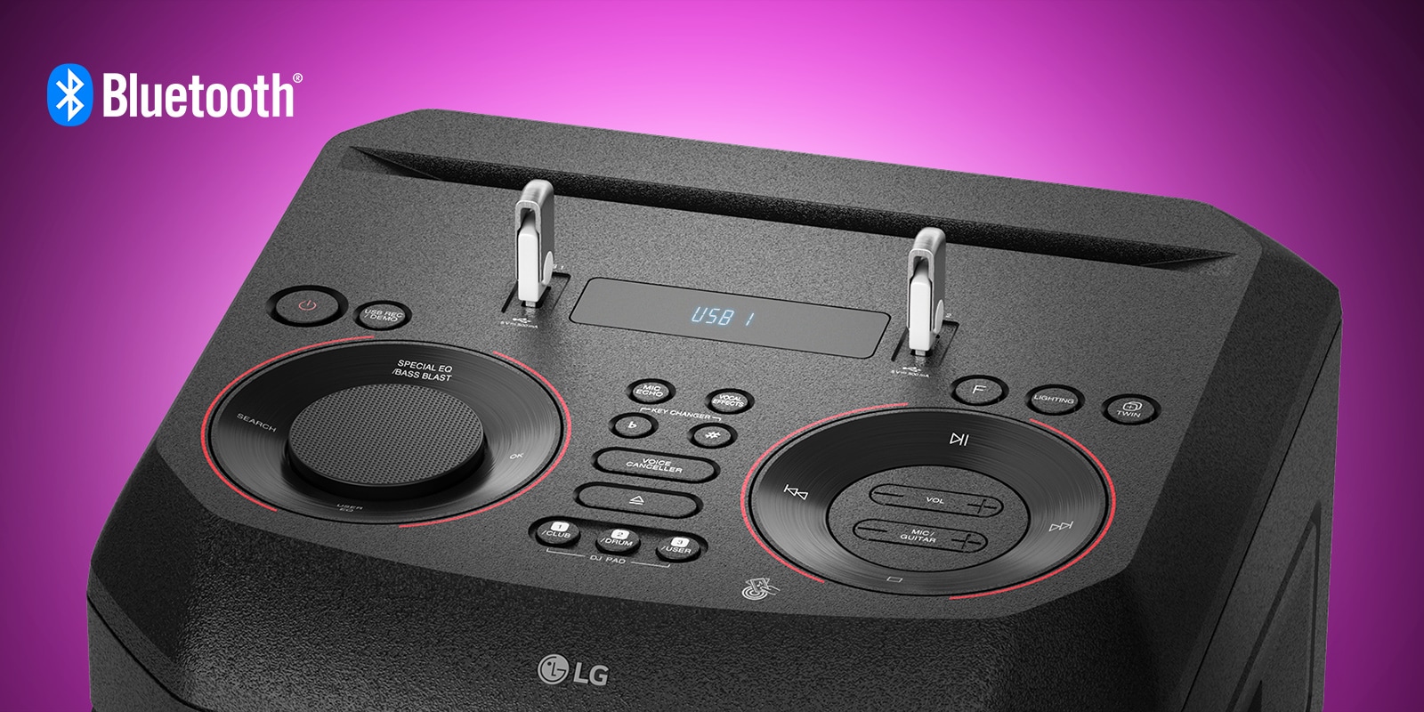 Detail horní části reproduktoru LG XBOOM s ovládáním a se dvěma zapojenými USB. V levém horním rohu je zobrazeno logo Bluetooth.