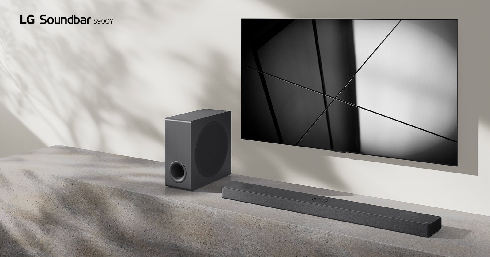 LG Sound Bar S90QY a televizor LG jsou umístěny společně v obývacím pokoji. Televizor je zapnutý a zobrazuje černobílý obraz.