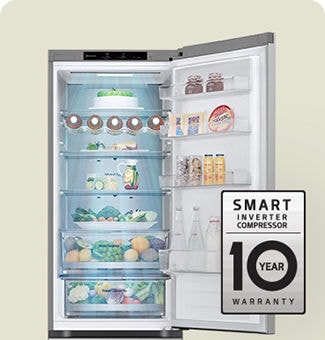 Chladnička plná čerstvých potravin s otevřenými dveřmi a zobrazeným štítkem 10 leté záruky na kompresor.