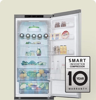 Chladnička plná čerstvých potravin s otevřenými dveřmi a zobrazeným štítkem 10 leté záruky na kompresor.