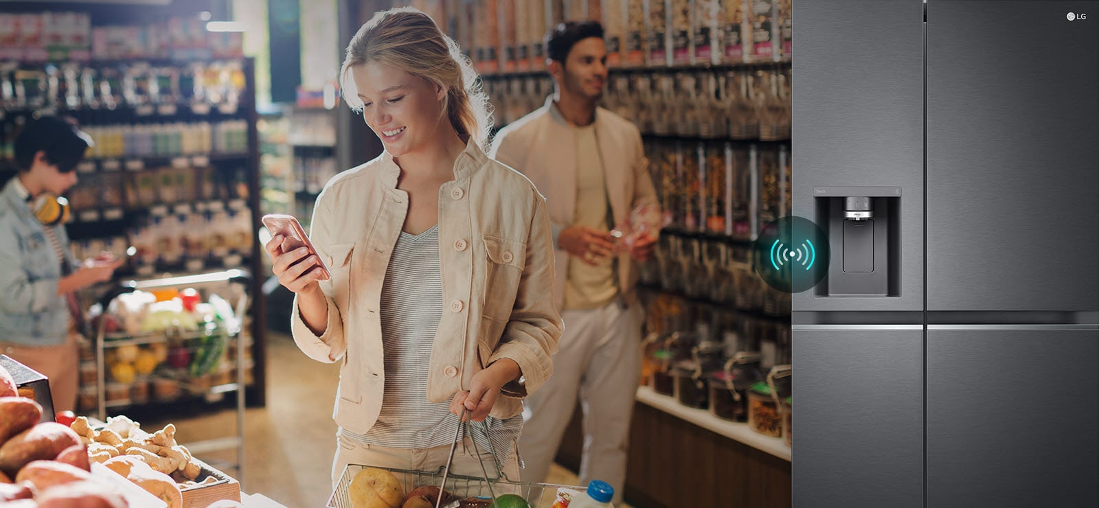 Obrázek vpravo ukazuje ženu stojící v obchodě s potravinami a sledující displej telefonu. Na obrázku vpravo je pohled zepředu na chladničku. Mezi obrázky je ikona znázorňující propojení mezi telefonem a chladničkou.