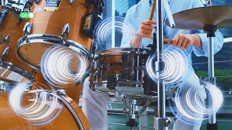 Když člověk hraje na buben, zvukové efekty jsou simulovány z bubnu.