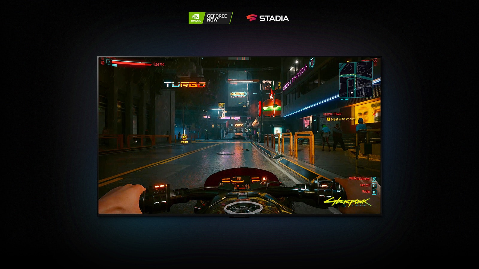 Ve scéně z Cyberpunk 2077 zobrazené na displeji LG OLED projíždí hráč na motorce ulicí osvětlenou neony