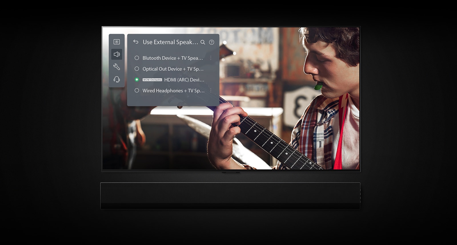 Obrázek televizoru LG OLED se soundbarem. Na obrazovce se přehrává video chlapce, který hraje na kytaru, a nahoře se zobrazuje nastavení režimu soundbar.