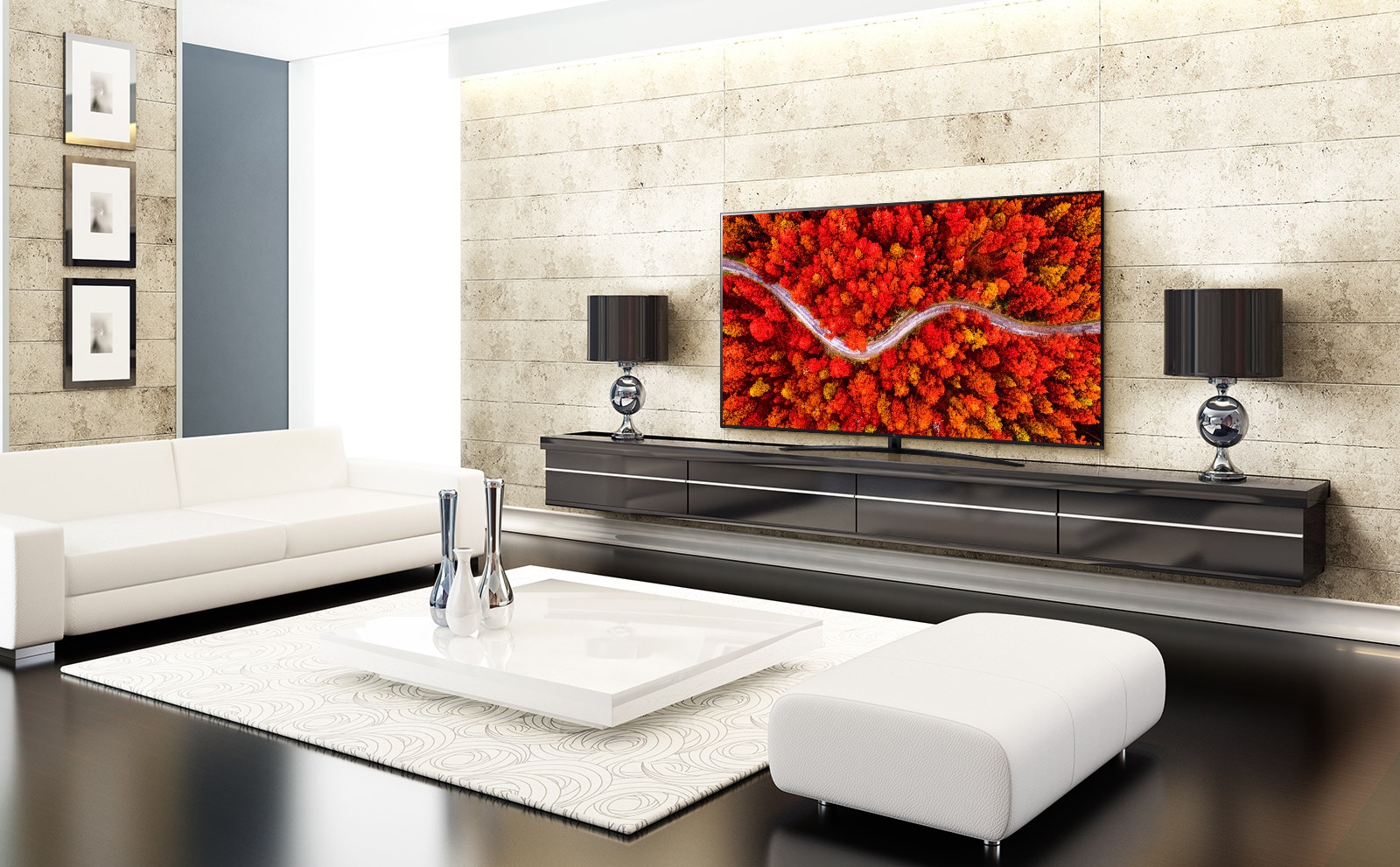 Luxusní obývací pokoj s televizorem zobrazujícím letecký pohled na červené lesy