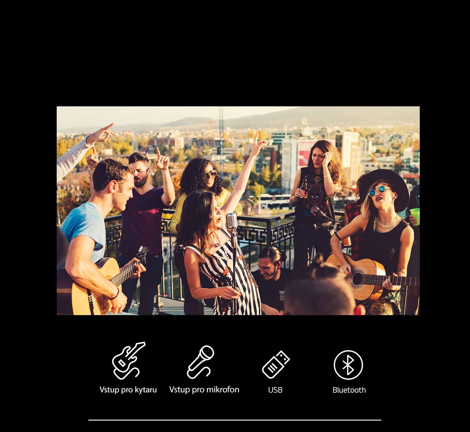 Lidé si užívají akustický koncert díky LG XBOOM XL7S. Pod snímkem je kytara 