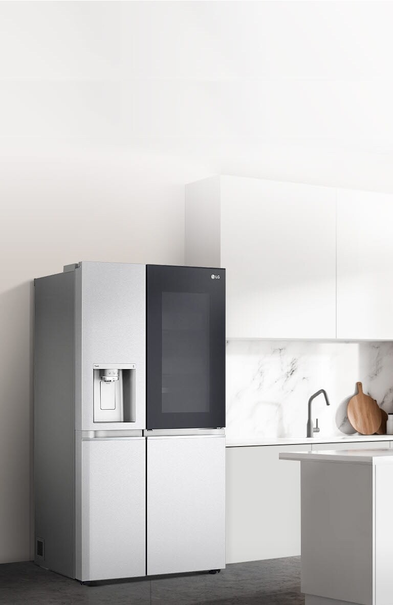 Boční pohled na kuchyni s umístěnou černou chladničkou InstaView.