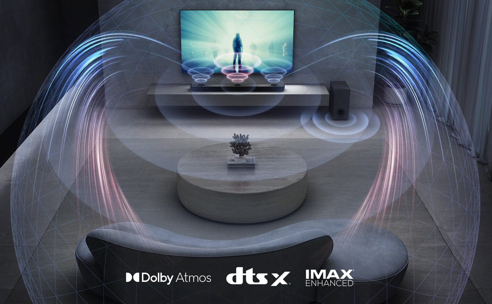 V obývacím pokoji je na stěně televizor LG. Na televizní obrazovce běží film. Sound Bar LG je hned pod televizorem na šedé polici a hned vedle je subwoofer. Sada 2 zadních reproduktorů je v zadní části obývacího pokoje. Z každého reproduktoru vychází grafika zvukového efektu. Loga Dolby Atmos a DTS:X, IMAX Enhanced jsou zobrazena uprostřed dolní části obrazu.