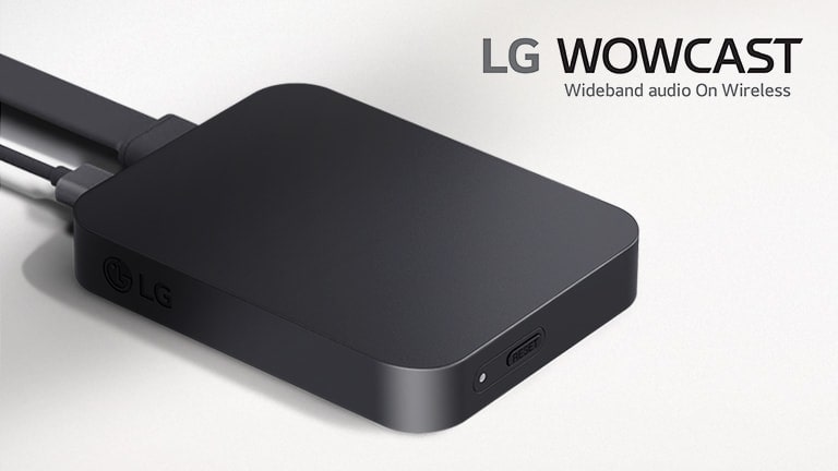 Pravostranný diagonální pohled na přístroj WOWCAST mírně shora. Přístroj WOWCAST je umístěn na světle šedém pozadí. Nad kopií je umístěno logo produktu LG WOWCAST.