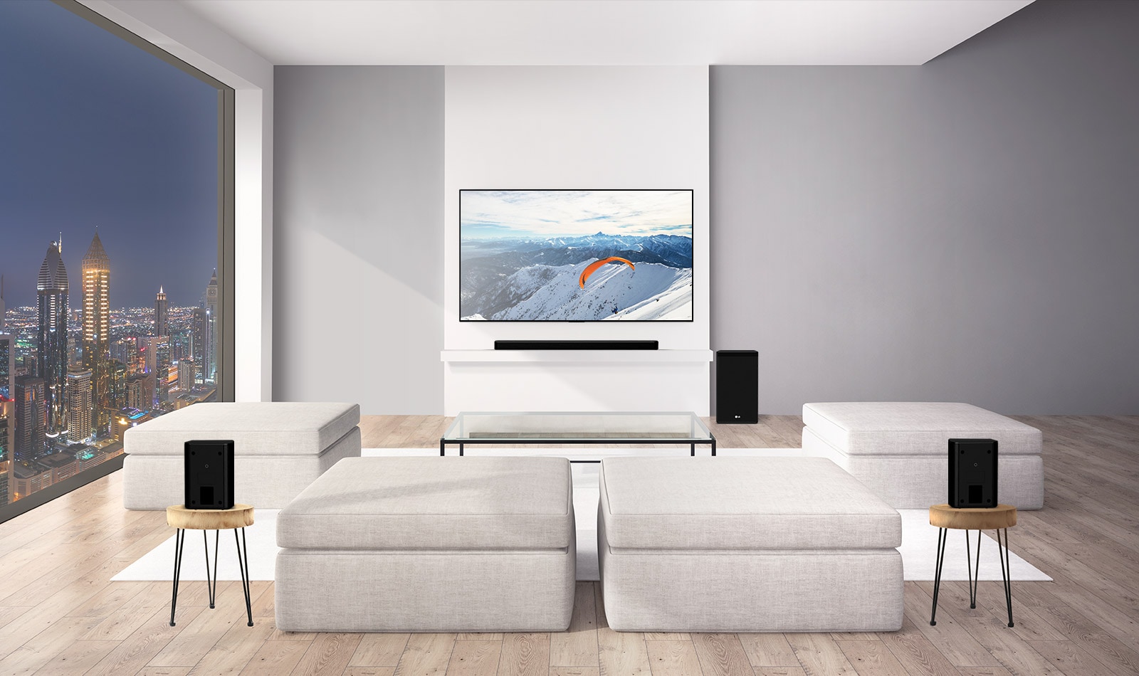 LG soundbar se subwooferem a 2 zadními nahoru orientovanými reproduktory v obývacím pokoji. Graficky znázorněné zvukové vlny vycházející ze zadních reproduktorů směrem do stropu, které se odrážejí zpátky. (přehrát video)