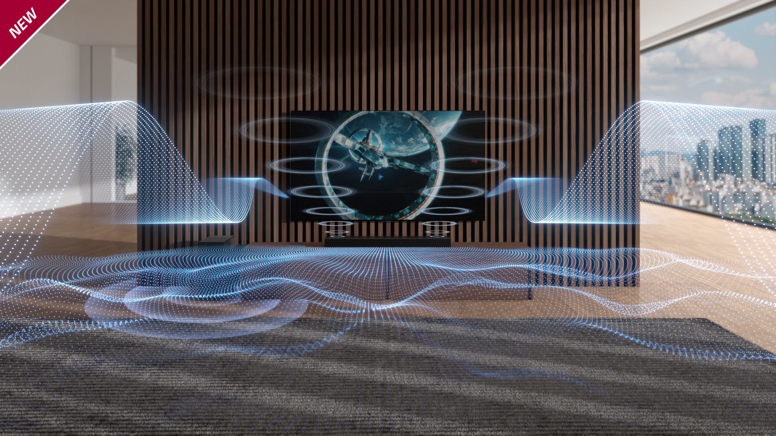 Ze soundbaru a televizoru vychází různě tvarované modré zvukové vlny. V levém horním rohu je umístěn nápis NOVINKA.