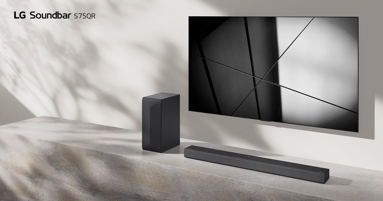 LG Sound Bar S65Q a televizor LG jsou společně umístěny v obývacím pokoji. Televizor je zapnutý a zobrazuje černobílý obrázek.
