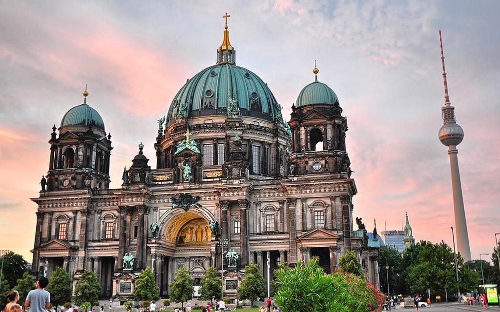 Procestujte Berlín: Katedrála v Berlíně při západu slunce s televizní věží v pozadí. 