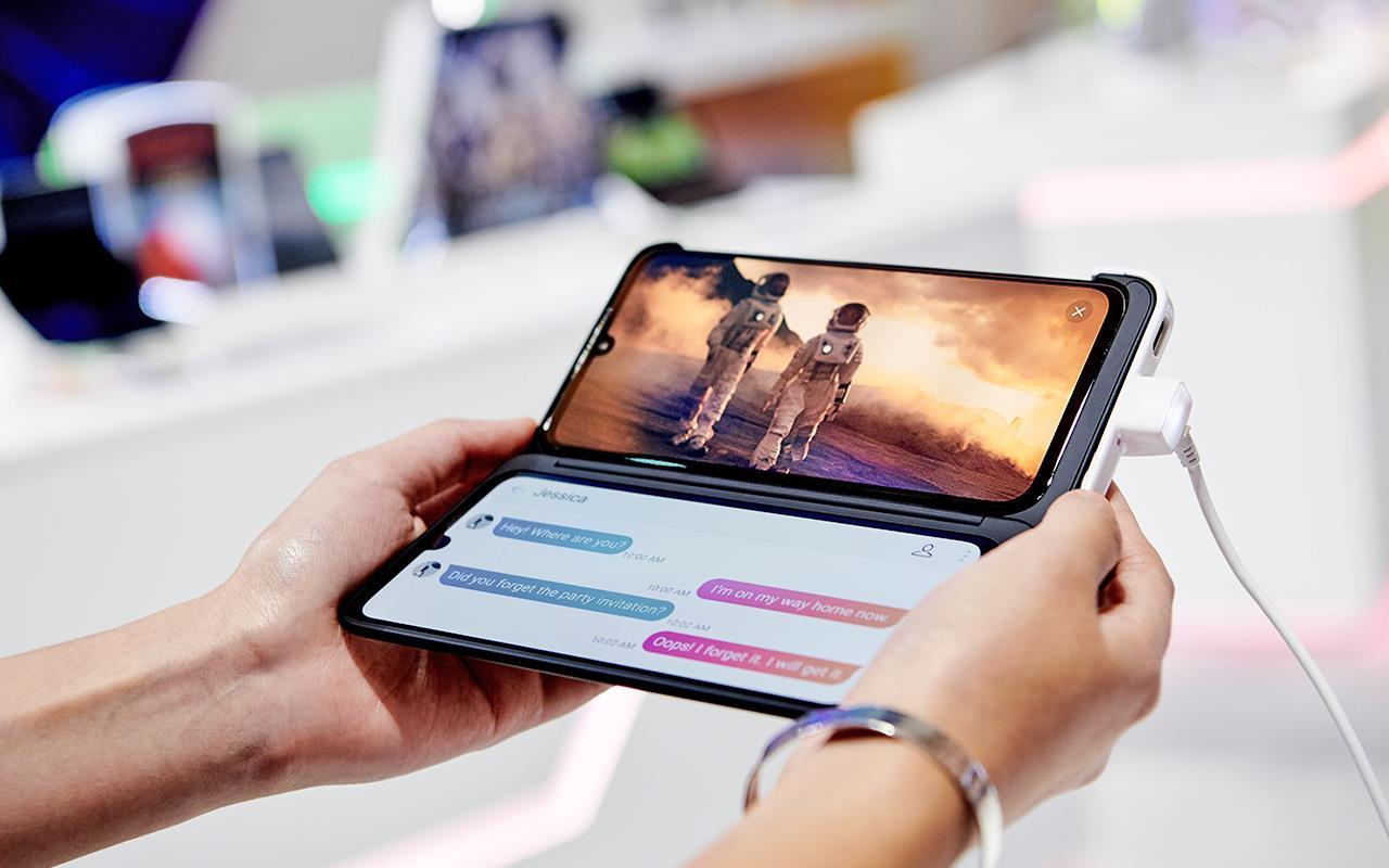 WIth the LG G8X ThinQ you can chat while you watch videos, making multitasking a breeze | More at LG MAGAZINE