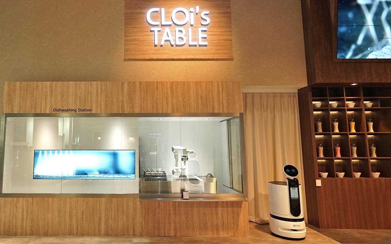 LG's CLOi robots were up and moving at CES 2020, showcasing their cleaning, guidance and carrying capabilities | More at LG MAGAZINE