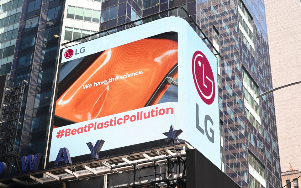 Nápis na billboardu společnosti LG: "#BeatPlasticPollution" - propagace udržitelných životních opatření společnosti LG pro spotřebitele