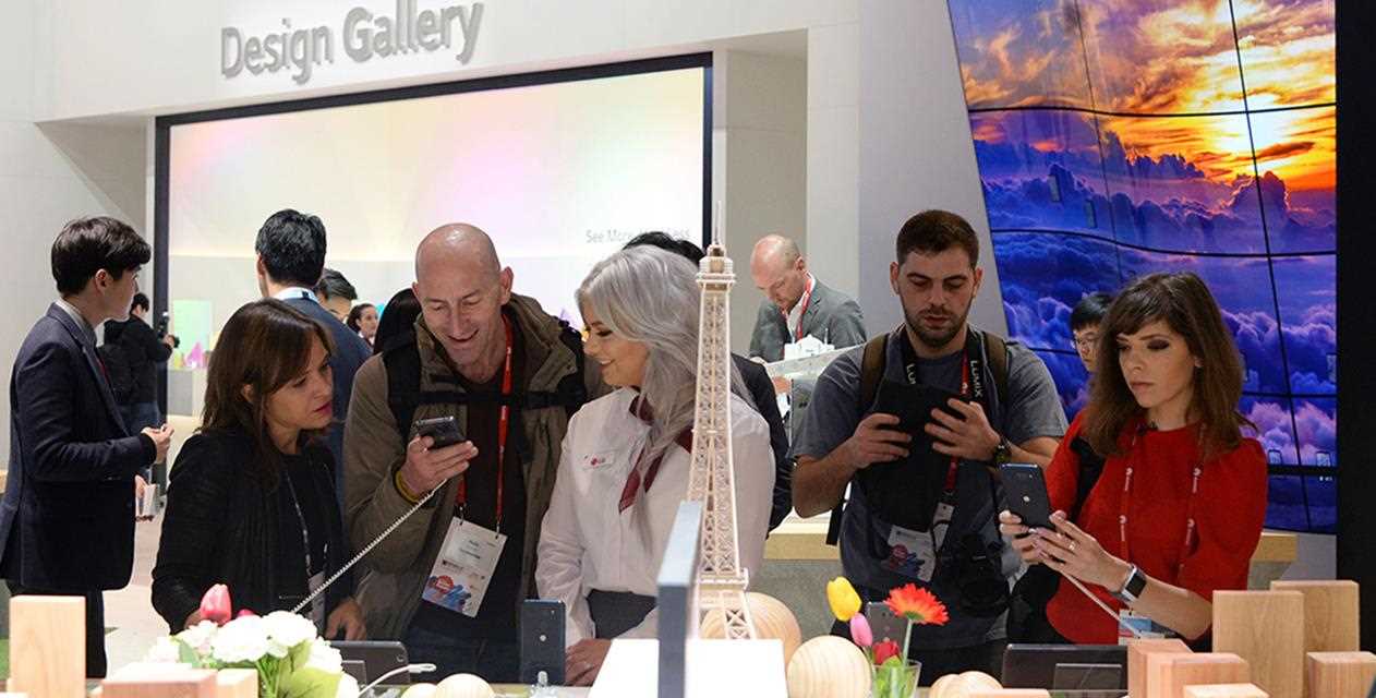 A photo of people excited to see the new lg v30s thinq at mwc 2018 barcelona.