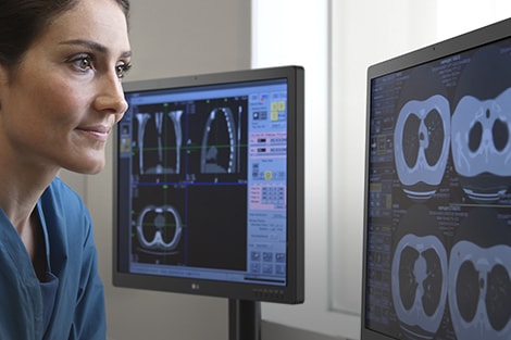 Medizinisches Personal schaut auf den Bildschirm eines medizinischen Displays von LG