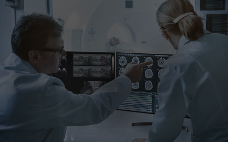 Medizinisches Personal schaut auf den Bildschirm eines medizinischen Displays von LG.