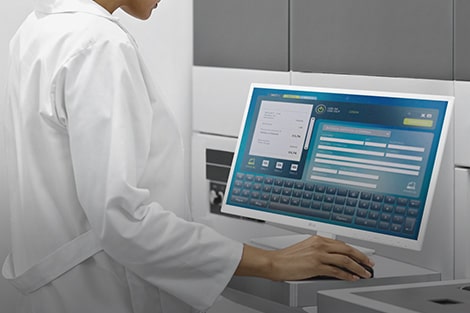 Medizinisches Personal sieht den Bildschirm der medizinischen Cloud-Vorrichtung von LG.