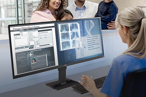 Medizinisches Personal blickt auf den Bildschirm eines UltraWide-Monitors von LG.
