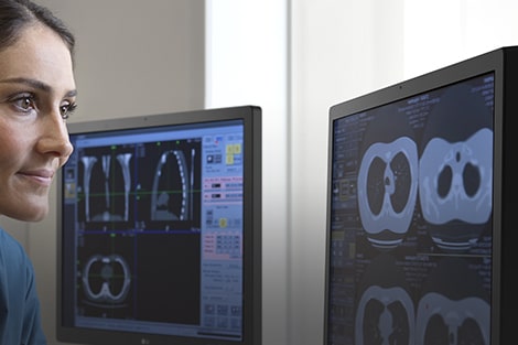 Medizinisches Personal schaut auf den Bildschirm eines medizinischen Displays von LG